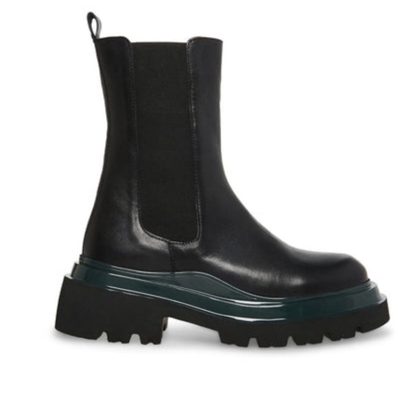 Steve Madden Shoes - Steve Madden Buxton Chelsea Boot
Leather & textile upper slip stretch gores Sz 9
